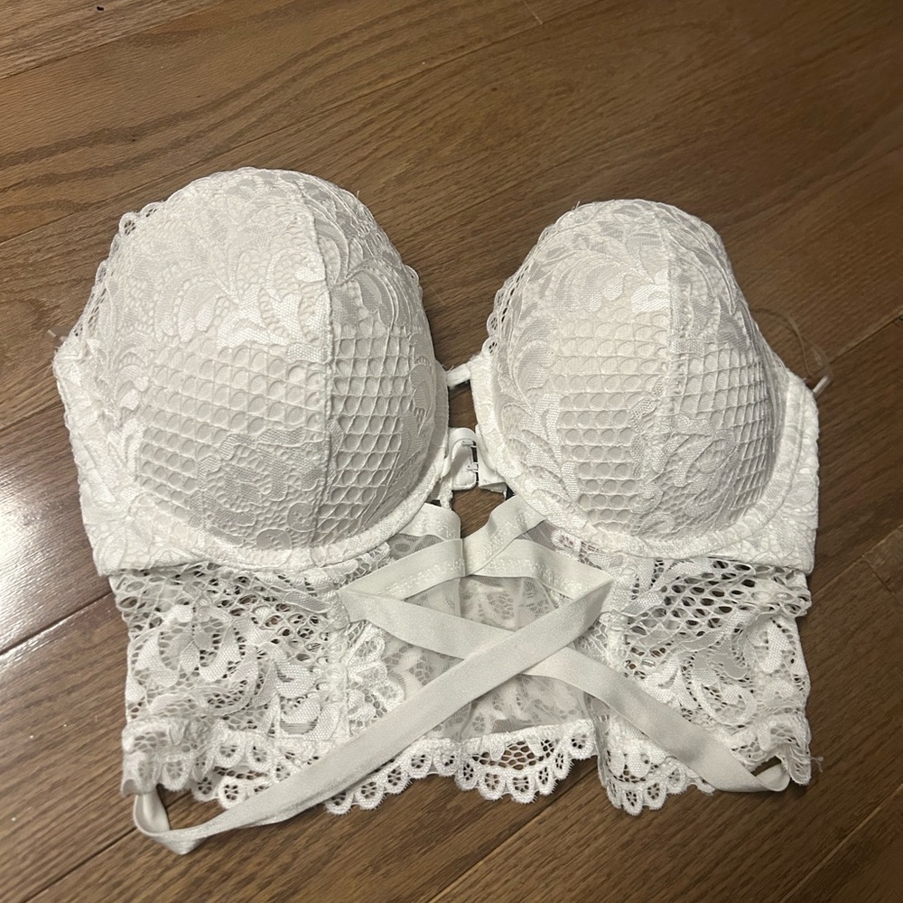 Elegant White Lace Bustier